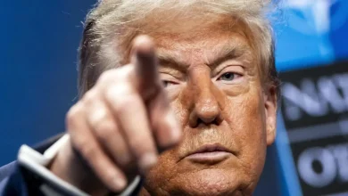 Donald Trump anuncia a aplicação de novas tarifas em produtos importados a partir de países sem acordos comerciais, notificando-os em cartas. Medida pode causar agitação no mercado internacional e aumentos nos preços de produtos importados.