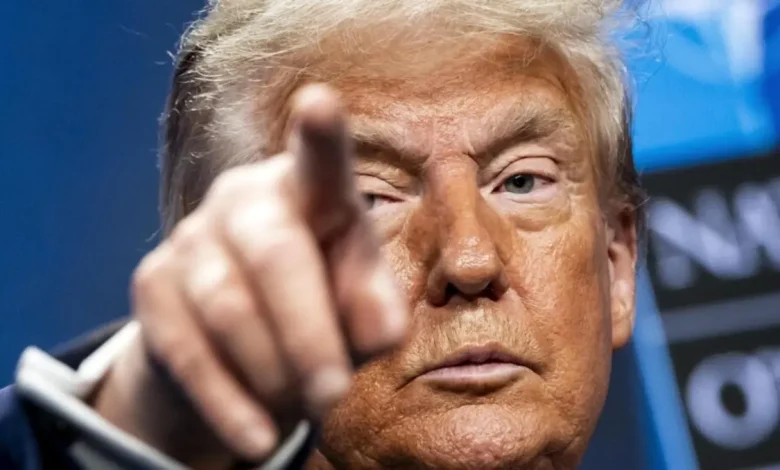 Donald Trump anuncia a aplicação de novas tarifas em produtos importados a partir de países sem acordos comerciais, notificando-os em cartas. Medida pode causar agitação no mercado internacional e aumentos nos preços de produtos importados.