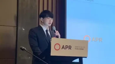 Entrevista com Kim Byung Hoon, fundador da APR Corp., que se tornou bilionário antes dos 40 anos graças a inovação e estratégia. Ele identificou oportunidades no mercado, criou produtos viralizados e investiu em tecnologia para expandir para mercados internacionais.