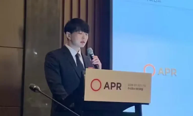 Entrevista com Kim Byung Hoon, fundador da APR Corp., que se tornou bilionário antes dos 40 anos graças a inovação e estratégia. Ele identificou oportunidades no mercado, criou produtos viralizados e investiu em tecnologia para expandir para mercados internacionais.