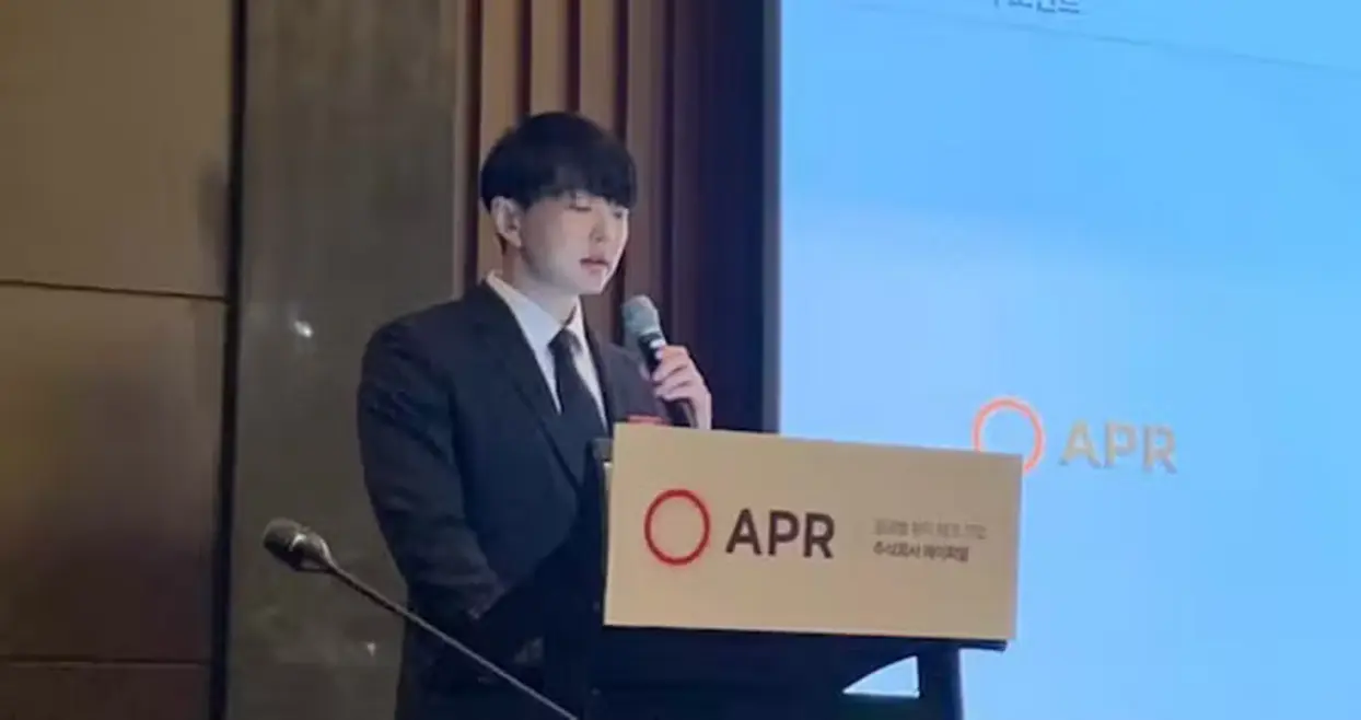 Entrevista com Kim Byung Hoon, fundador da APR Corp., que se tornou bilionário antes dos 40 anos graças a inovação e estratégia. Ele identificou oportunidades no mercado, criou produtos viralizados e investiu em tecnologia para expandir para mercados internacionais.