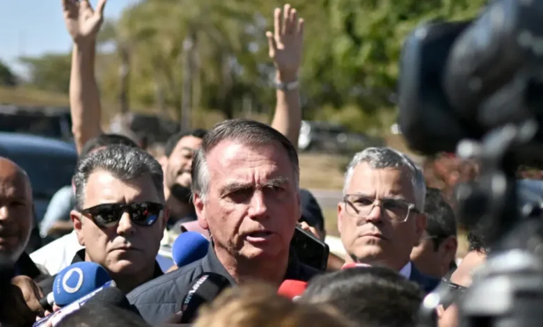 Polícia Federal Descarta Conteúdo do Pen Drive Apreendido com Jair Bolsonaro 1 A Polícia Federal descarta o conteúdo do pen drive apreendido na residência do presidente Jair Bolsonaro, concluindo que não apresenta informações úteis para as investigações em curso, após análise minuciosa e exames técnicos.