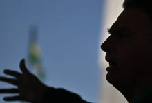 A Polícia Federal abre investigação contra ex-presidente Jair Bolsonaro, acusado de crimes embaraçadores, incluindo corrupção e violações de direitos humanos, em uma das maiores operações da história do Brasil.