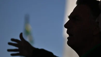 A Polícia Federal abre investigação contra ex-presidente Jair Bolsonaro, acusado de crimes embaraçadores, incluindo corrupção e violações de direitos humanos, em uma das maiores operações da história do Brasil.