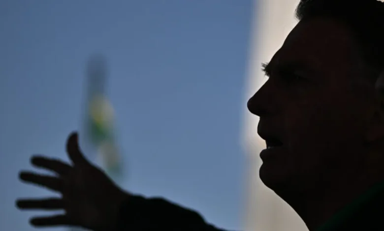 A Polícia Federal abre investigação contra ex-presidente Jair Bolsonaro, acusado de crimes embaraçadores, incluindo corrupção e violações de direitos humanos, em uma das maiores operações da história do Brasil.