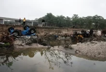 As fortes chuvas no Texas, EUA, causaram enchentes devastadoras, com ao menos 24 vítimas fatais e 23 meninas desaparecidas, levando ao pânico e incerteza.