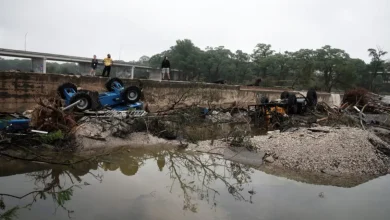 As fortes chuvas no Texas, EUA, causaram enchentes devastadoras, com ao menos 24 vítimas fatais e 23 meninas desaparecidas, levando ao pânico e incerteza.