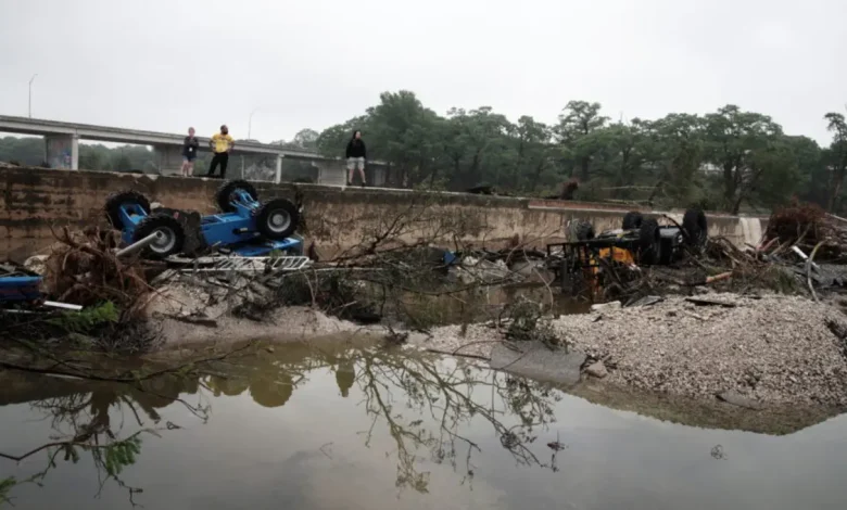 As fortes chuvas no Texas, EUA, causaram enchentes devastadoras, com ao menos 24 vítimas fatais e 23 meninas desaparecidas, levando ao pânico e incerteza.