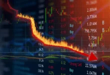 Políticas tarifárias dos EUA ameaçam negociações internacionais e investimentos no Brasil. Bolsa brasileira pode registrar julho negativo, pior mês em 4 anos. Investidores se retraem diante da incerteza, buscando alternativas mais seguras.