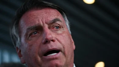 Ex-presidente Jair Bolsonaro recebe diagnóstico de esofagite grave, condição que pode causar sintomas como dor no peito, dificuldade para engolir e refluxo gastroesofágico.