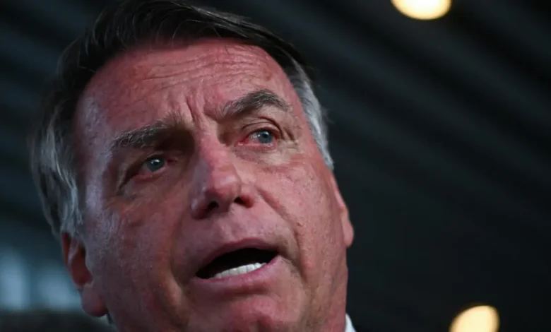 Ex-presidente Jair Bolsonaro recebe diagnóstico de esofagite grave, condição que pode causar sintomas como dor no peito, dificuldade para engolir e refluxo gastroesofágico.