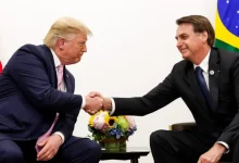 O presidente Jair Bolsonaro é considerado vítima de perseguição política em larga escala pelo ex-presidente dos EUA Donald Trump, o que pode ter consequências importantes para a situação política do Brasil e relações diplomáticas entre os dois países.