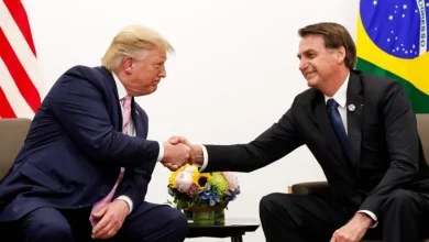 O presidente Jair Bolsonaro é considerado vítima de perseguição política em larga escala pelo ex-presidente dos EUA Donald Trump, o que pode ter consequências importantes para a situação política do Brasil e relações diplomáticas entre os dois países.