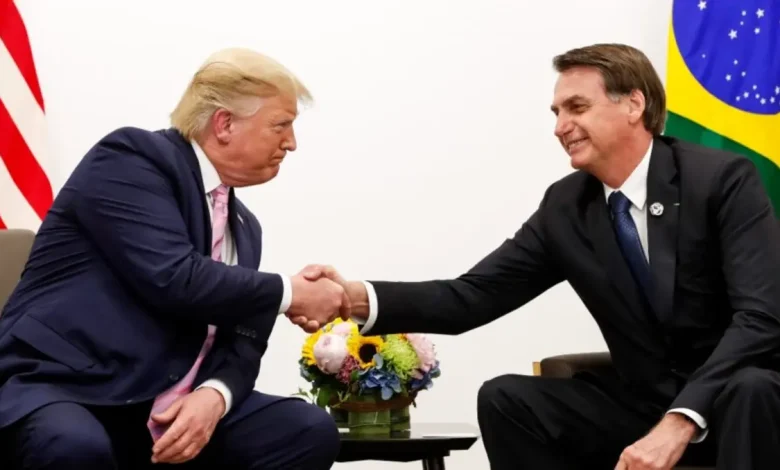 O presidente Jair Bolsonaro é considerado vítima de perseguição política em larga escala pelo ex-presidente dos EUA Donald Trump, o que pode ter consequências importantes para a situação política do Brasil e relações diplomáticas entre os dois países.