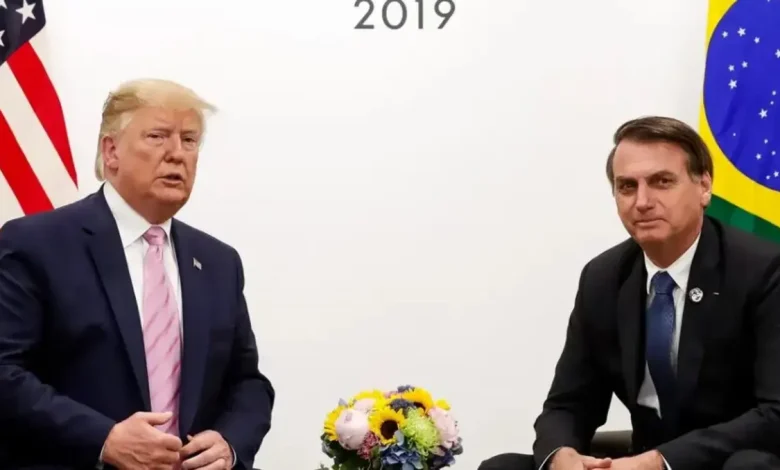 Divisão sobre influência de Trump no julgamento de Bolsonaro 1 Pesquisa Quaest revela divisão sobre influência de Trump no julgamento de Bolsonaro. 59% dos brasileiros não acreditam que Trump reverta a inelegibilidade de Bolsonaro, enquanto 31% acham que ele pode influenciar o processo judicial. A imposição de tarifas e revogação de vistos americanos a ministros do STF geram controvérsia.