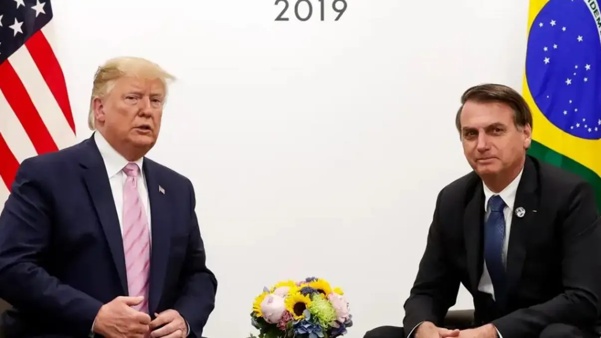 Pesquisa Quaest revela divisão sobre influência de Trump no julgamento de Bolsonaro. 59% dos brasileiros não acreditam que Trump reverta a inelegibilidade de Bolsonaro, enquanto 31% acham que ele pode influenciar o processo judicial. A imposição de tarifas e revogação de vistos americanos a ministros do STF geram controvérsia.