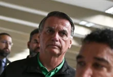 Mensagens de Bolsonaro revelam estratégia para manter base aliada, especialmente setor agrícola. Disputas com "extrema direita", irritação com investigações e contatos com Israel também destacam-se.