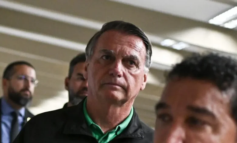 Bolsonaro: Mensagens Desvendam Estratégia para Base Aliada e Contatos Internacionais 1 Mensagens de Bolsonaro revelam estratégia para manter base aliada, especialmente setor agrícola. Disputas com "extrema direita", irritação com investigações e contatos com Israel também destacam-se.