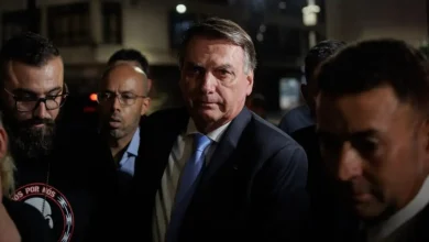 Ex-presidente Bolsonaro acusa setores de querer transformar o Brasil em ditadura, afirmando que buscam criar um ambiente de medo e incerteza para impor mudanças políticas e econômicas draconianas, limitando liberdade de expressão e privacidade.