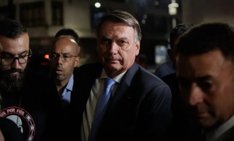 Ex-presidente Bolsonaro acusa setores de querer transformar o Brasil em ditadura, afirmando que buscam criar um ambiente de medo e incerteza para impor mudanças políticas e econômicas draconianas, limitando liberdade de expressão e privacidade.