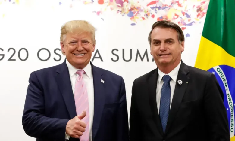 Trump reitera apoio a Bolsonaro em conversa sobre tarifas, mostrando profunda afinidade política e ideológica entre os líderes americanos e brasileiros, que se reflete na cooperação entre os EUA e o Brasil.