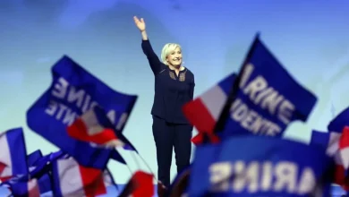 Polícia francesa invade quartel-general do Reagrupamento Nacional, partido político liderado por Marine Le Pen, em operação para investigar supostas irregularidades financeiras.