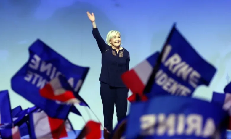 Polícia francesa invade quartel-general do Reagrupamento Nacional, partido político liderado por Marine Le Pen, em operação para investigar supostas irregularidades financeiras.