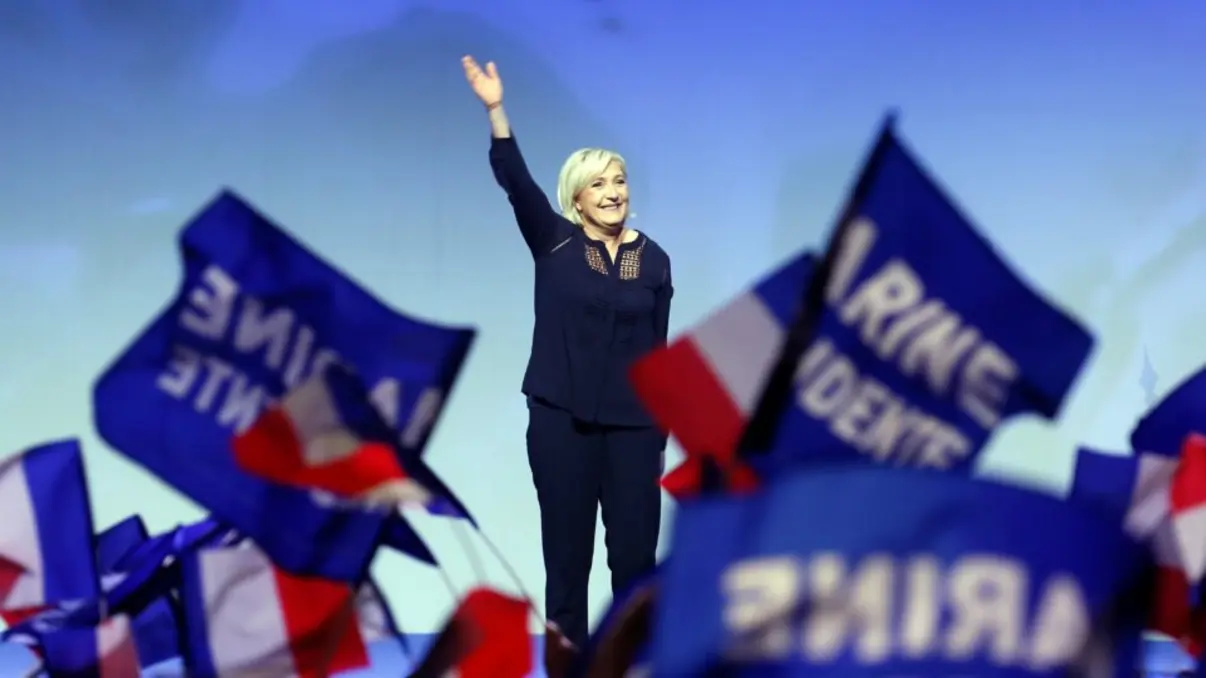 Polícia francesa invade quartel-general do Reagrupamento Nacional, partido político liderado por Marine Le Pen, em operação para investigar supostas irregularidades financeiras.