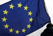 A União Europeia e EUA adiam implementação de contramedidas às tarifas sobre aço e alumínio europeus até agosto, após conversas diplomáticas, evitando um conflito comercial que poderia afetar a economia global.