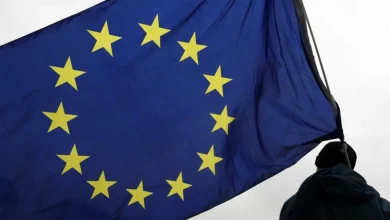A União Europeia e EUA adiam implementação de contramedidas às tarifas sobre aço e alumínio europeus até agosto, após conversas diplomáticas, evitando um conflito comercial que poderia afetar a economia global.