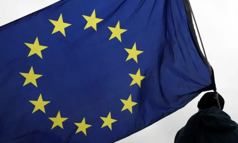 A União Europeia e EUA adiam implementação de contramedidas às tarifas sobre aço e alumínio europeus até agosto, após conversas diplomáticas, evitando um conflito comercial que poderia afetar a economia global.