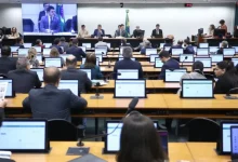 A proposta de reforma do imposto de renda, aprovada pela Comissão de Finanças, busca simplificar o sistema, reduzir carga tributária e melhorar a efetividade da arrecadação fiscal, beneficiando trabalhadores e pequenos empresários, e contribuindo para um crescimento mais sustentável da economia.