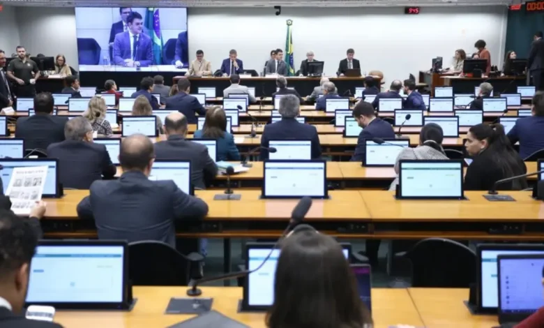 A proposta de reforma do imposto de renda, aprovada pela Comissão de Finanças, busca simplificar o sistema, reduzir carga tributária e melhorar a efetividade da arrecadação fiscal, beneficiando trabalhadores e pequenos empresários, e contribuindo para um crescimento mais sustentável da economia.