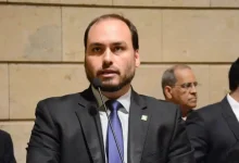 Carlos Bolsonaro, filho do ex-presidente Jair Bolsonaro, surge como um dos principais candidatos ao Senado em Santa Catarina, liderando a corrida com amplo margem de voto, mas sua presença no cenário político é recente e precisa estabelecer uma liderança consistente.