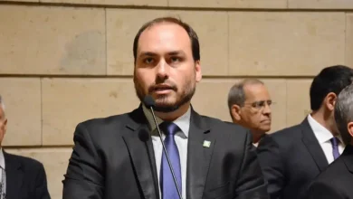 Carlos Bolsonaro, filho do ex-presidente Jair Bolsonaro, surge como um dos principais candidatos ao Senado em Santa Catarina, liderando a corrida com amplo margem de voto, mas sua presença no cenário político é recente e precisa estabelecer uma liderança consistente.