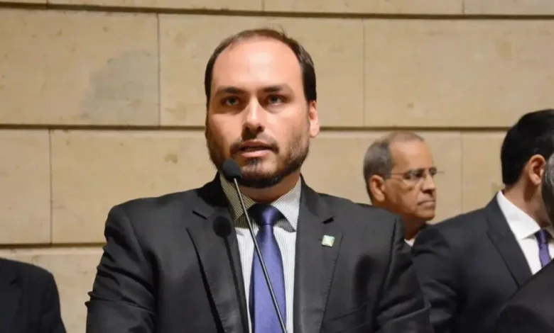 Carlos Bolsonaro, filho do ex-presidente Jair Bolsonaro, surge como um dos principais candidatos ao Senado em Santa Catarina, liderando a corrida com amplo margem de voto, mas sua presença no cenário político é recente e precisa estabelecer uma liderança consistente.