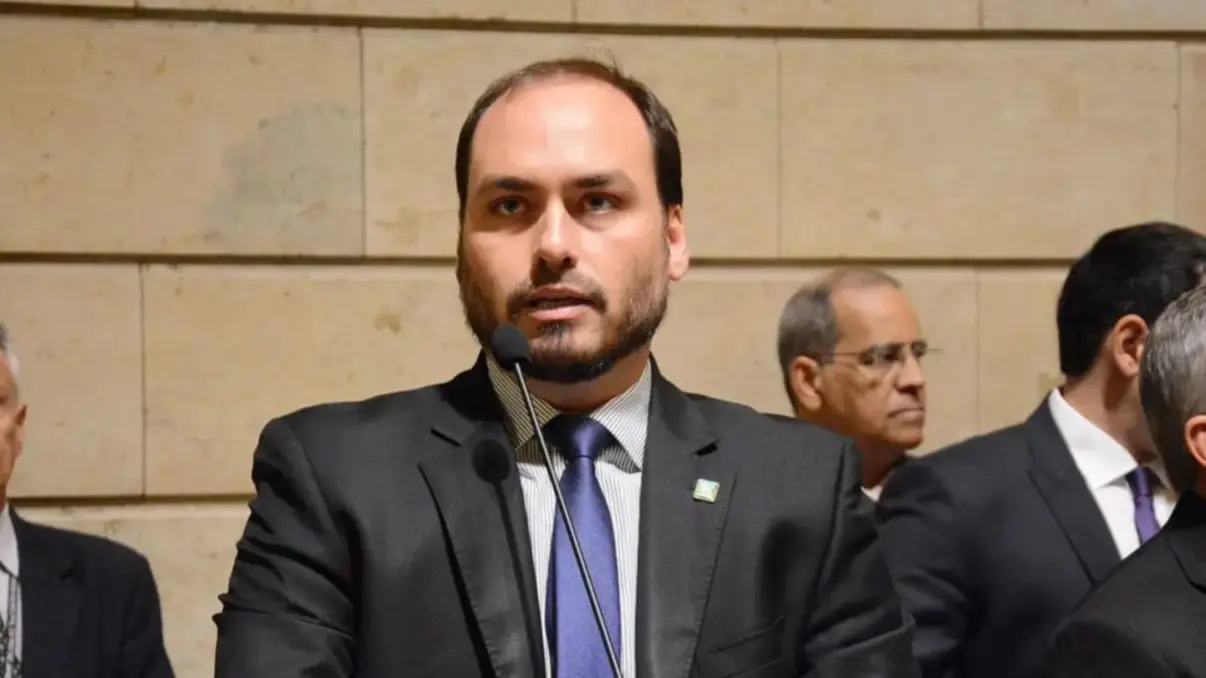 Carlos Bolsonaro, filho do ex-presidente Jair Bolsonaro, surge como um dos principais candidatos ao Senado em Santa Catarina, liderando a corrida com amplo margem de voto, mas sua presença no cenário político é recente e precisa estabelecer uma liderança consistente.