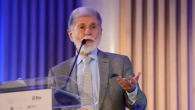 O assessor do presidente brasileiro, Celso Amorim, defende que o governo negue a indicação do novo embaixador israelense, priorizando a estabilidade política e harmonia nas relações diplomáticas entre o Brasil e Israel.