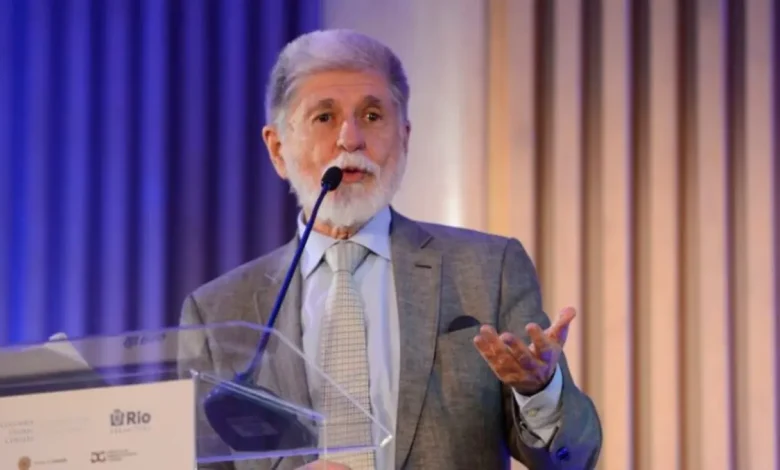 O assessor do presidente brasileiro, Celso Amorim, defende que o governo negue a indicação do novo embaixador israelense, priorizando a estabilidade política e harmonia nas relações diplomáticas entre o Brasil e Israel.