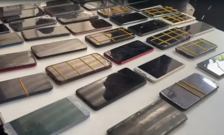 Policiais de São Paulo apreenderam mais de 200 celulares em uma operação no centro da cidade após denúncia de violência doméstica. A moradora do imóvel foi presa e a polícia investiga a origem dos aparelhos.