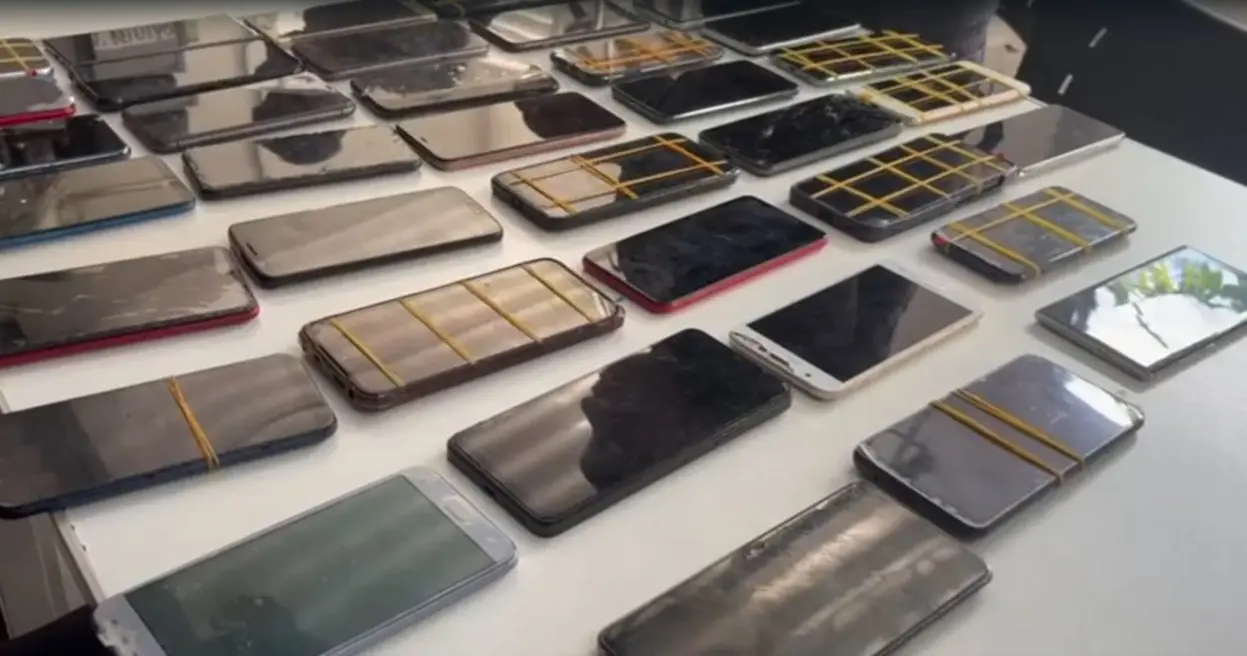 Policiais de São Paulo apreenderam mais de 200 celulares em uma operação no centro da cidade após denúncia de violência doméstica. A moradora do imóvel foi presa e a polícia investiga a origem dos aparelhos.