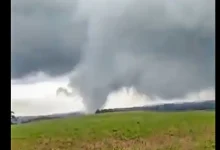 Ciclone extratropical causa destruição no sul do Brasil, deixando 340 mil sem energia no RS. Vento forte atinge cidades, equipes trabalham para restabelecer o fornecimento. Alerta laranja para ventos fortes em cidades litorâneas.