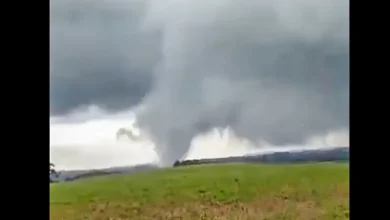 Ciclone extratropical causa destruição no sul do Brasil, deixando 340 mil sem energia no RS. Vento forte atinge cidades, equipes trabalham para restabelecer o fornecimento. Alerta laranja para ventos fortes em cidades litorâneas.