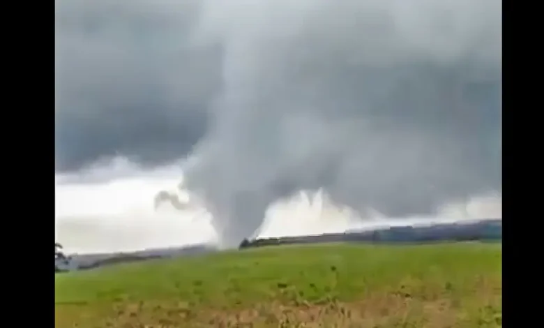 C cyclone extratropical causa caos no sul do Brasil 1 Ciclone extratropical causa destruição no sul do Brasil, deixando 340 mil sem energia no RS. Vento forte atinge cidades, equipes trabalham para restabelecer o fornecimento. Alerta laranja para ventos fortes em cidades litorâneas.