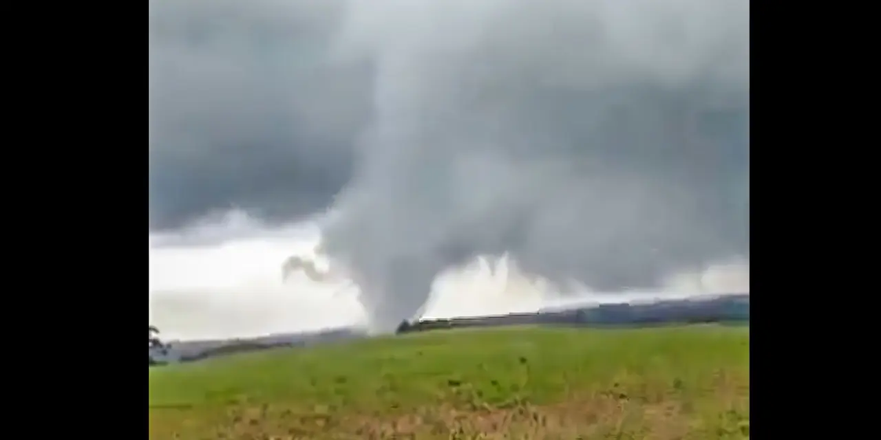 Ciclone extratropical causa destruição no sul do Brasil, deixando 340 mil sem energia no RS. Vento forte atinge cidades, equipes trabalham para restabelecer o fornecimento. Alerta laranja para ventos fortes em cidades litorâneas.