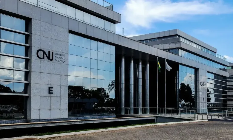 CNJ lança Sisbajud: Agilizando a Gestão de Processos Criminais 1 CNJ lança Sisbajud, sistema que auxilia na gestão de processos criminais. Sistema emite ordens de bloqueio de valores e permite requisição de informações bancárias e cadastrais, facilitando a recuperação de ativos ilícitos e a identificação de bens e contas suspeitas.