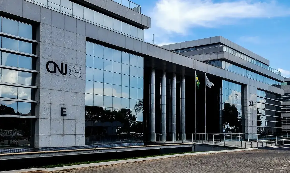 CNJ lança Sisbajud: Agilizando a Gestão de Processos Criminais 14 CNJ lança Sisbajud, sistema que auxilia na gestão de processos criminais. Sistema emite ordens de bloqueio de valores e permite requisição de informações bancárias e cadastrais, facilitando a recuperação de ativos ilícitos e a identificação de bens e contas suspeitas.