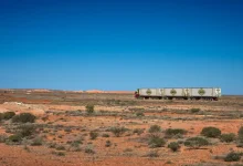 Descubra a cidade subterrânea de Coober Pedy, onde a humanidade adaptou-se às condições adversas do deserto australiano, construindo casas e edifícios sob a terra para escapar do calor extenso.