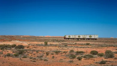 Descubra a cidade subterrânea de Coober Pedy, onde a humanidade adaptou-se às condições adversas do deserto australiano, construindo casas e edifícios sob a terra para escapar do calor extenso.