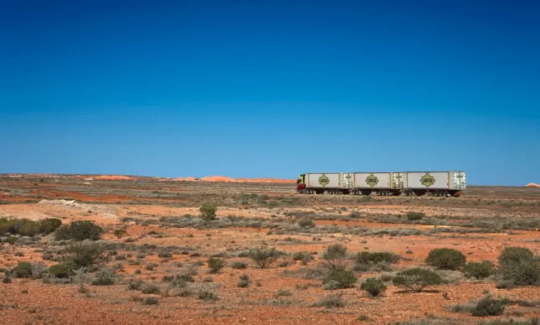A Cidade Subterrânea de Coober Pedy 1 Descubra a cidade subterrânea de Coober Pedy, onde a humanidade adaptou-se às condições adversas do deserto australiano, construindo casas e edifícios sob a terra para escapar do calor extenso.